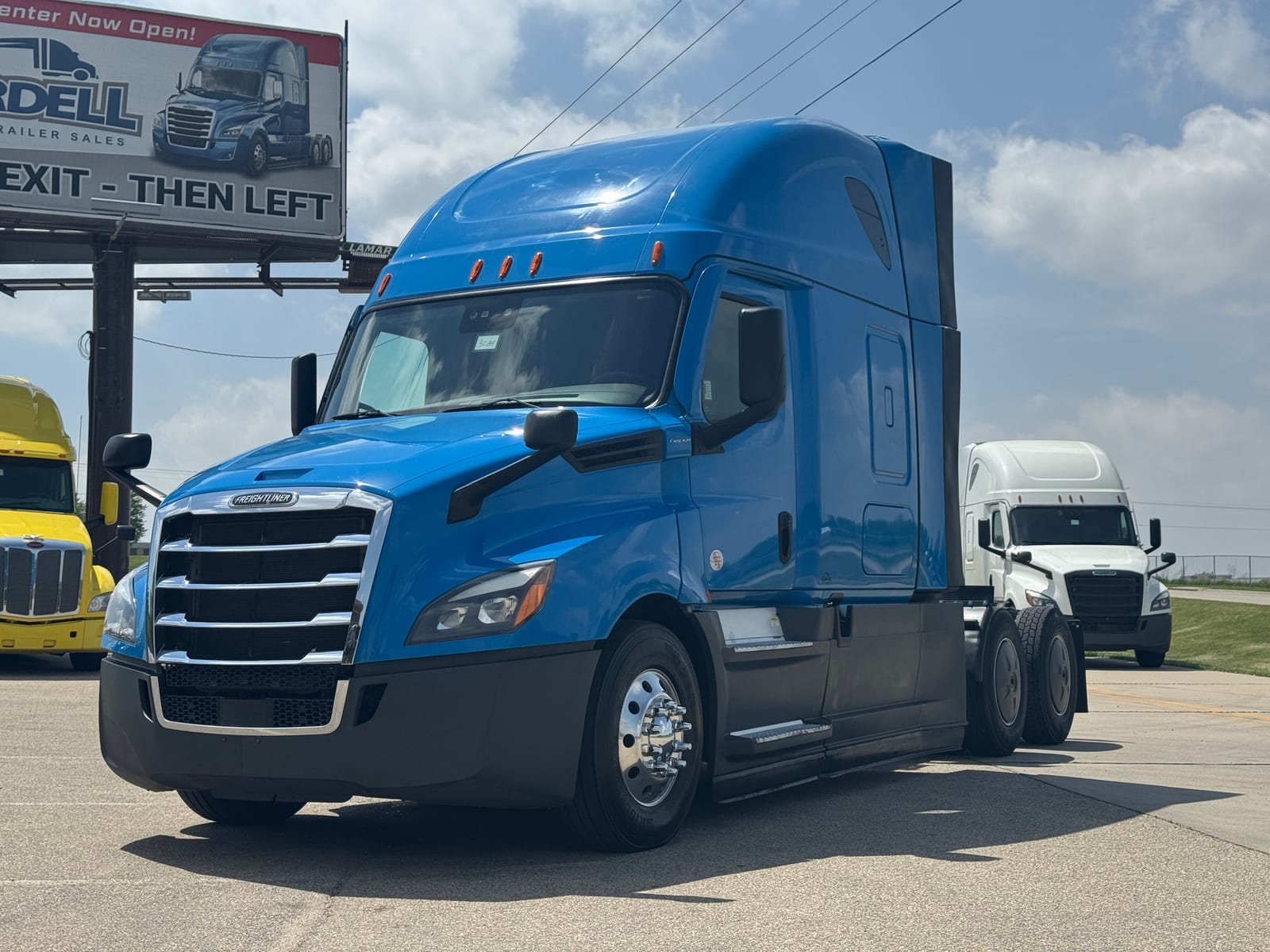 2023 FREIGHTLINER Cascadia 126